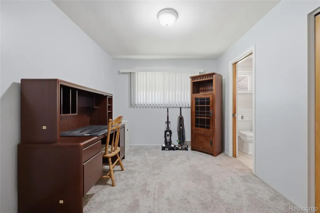 28832 Los Olas Drive Warren City MI 48093