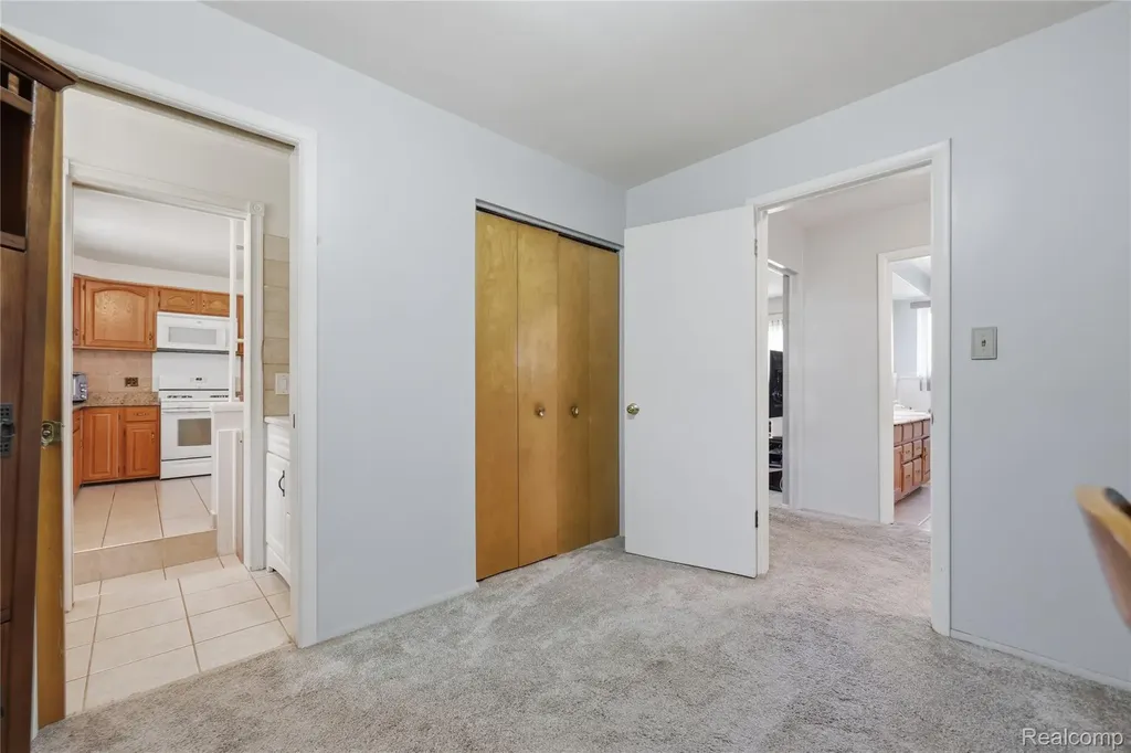 28832 Los Olas Drive Warren City MI 48093