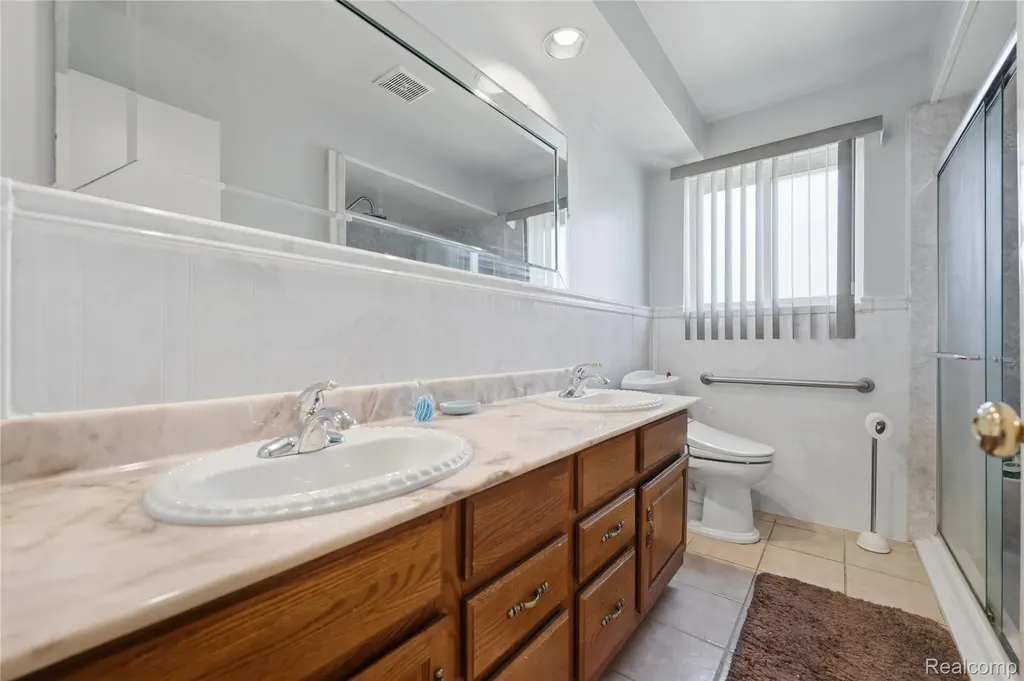 28832 Los Olas Drive Warren City MI 48093