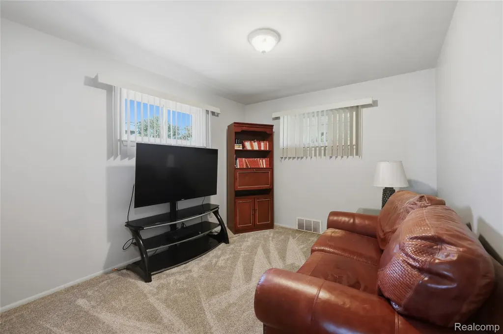 28832 Los Olas Drive Warren City MI 48093