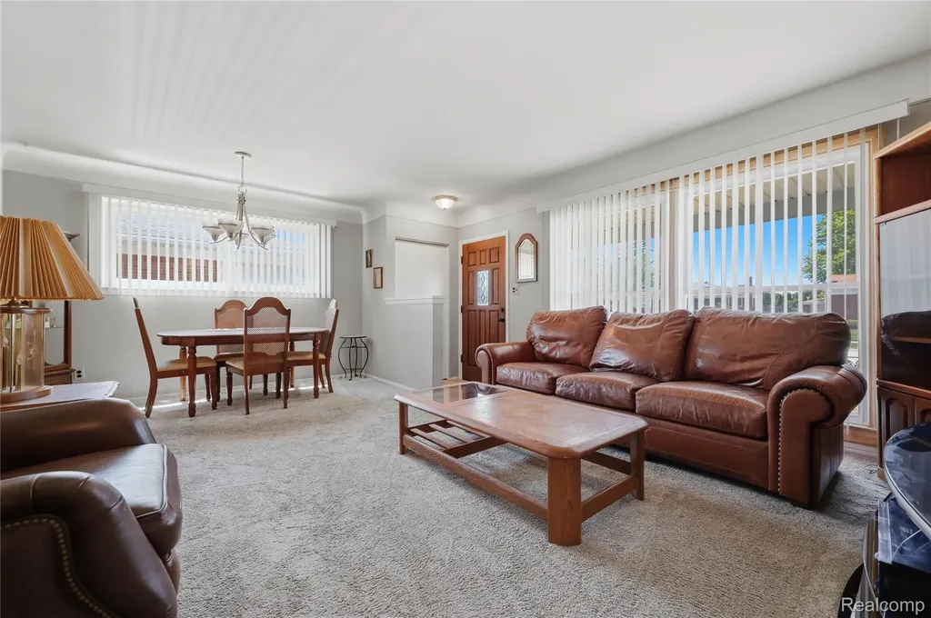28832 Los Olas Drive Warren City MI 48093