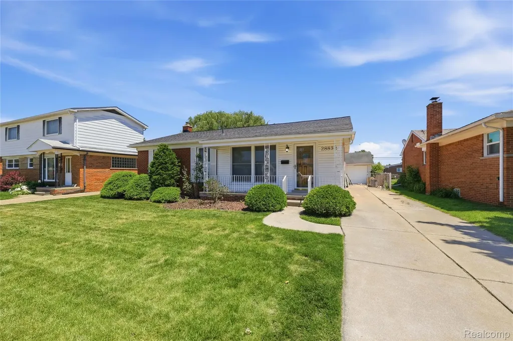 28832 Los Olas Drive Warren City MI 48093