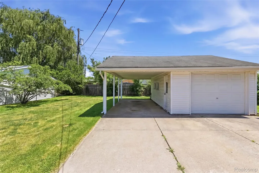 28832 Los Olas Drive Warren City MI 48093