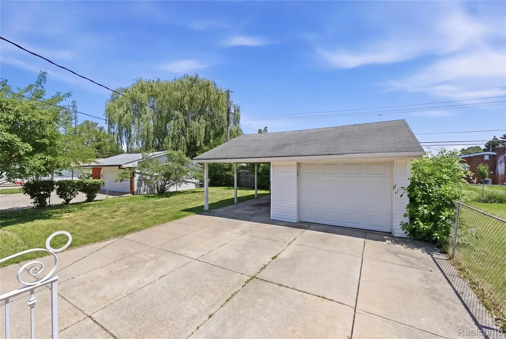 28832 Los Olas Drive Warren City MI 48093