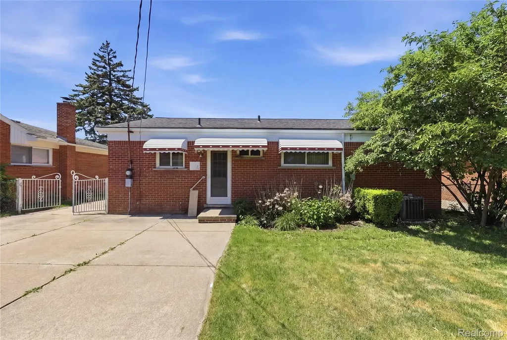 28832 Los Olas Drive Warren City MI 48093