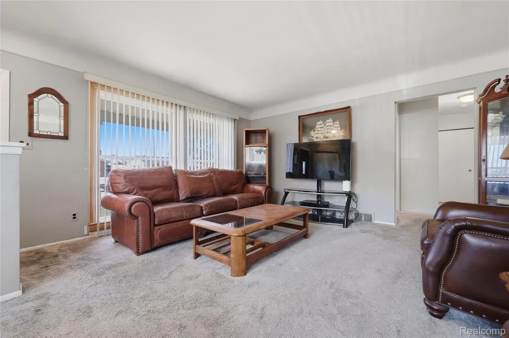 28832 Los Olas Drive Warren City MI 48093
