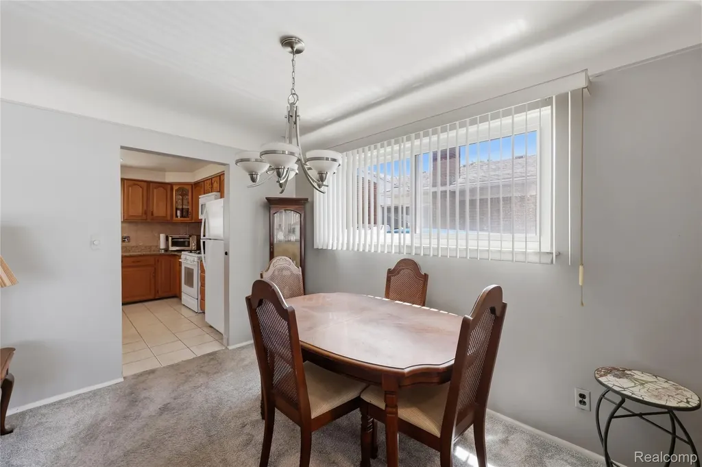 28832 Los Olas Drive Warren City MI 48093