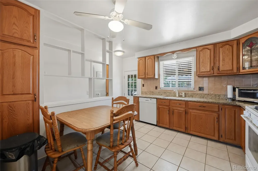 28832 Los Olas Drive Warren City MI 48093