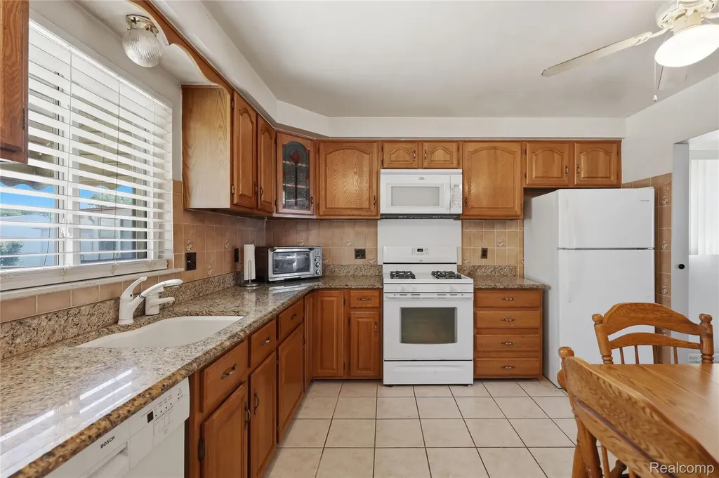 28832 Los Olas Drive Warren City MI 48093