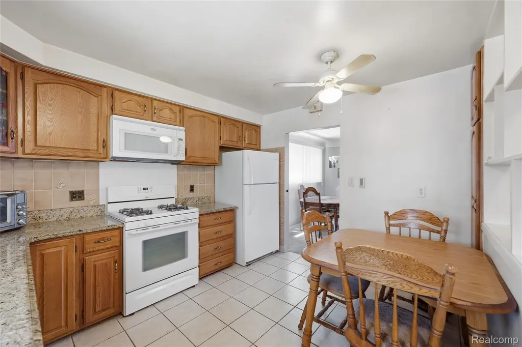 28832 Los Olas Drive Warren City MI 48093