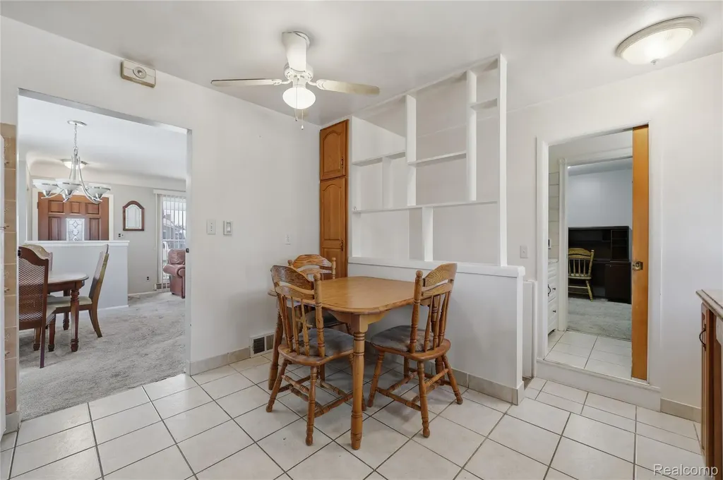 28832 Los Olas Drive Warren City MI 48093