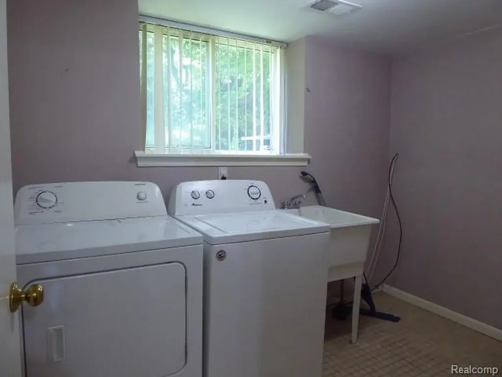 520 Springle Drive Waterford Charter Township MI 48327