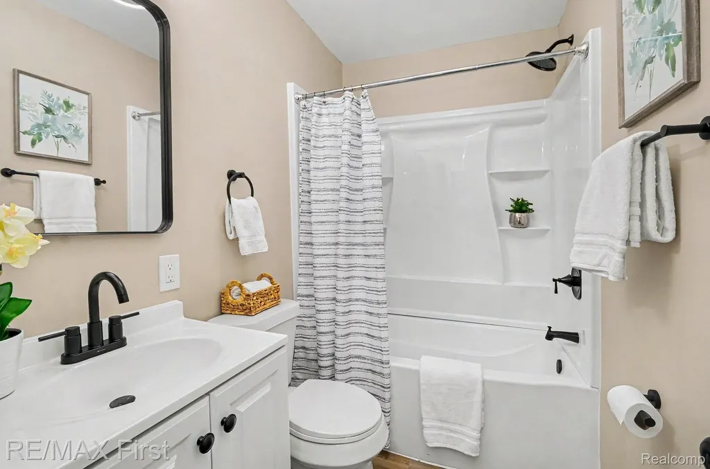 27825 Van Howe Street Roseville City MI 48066