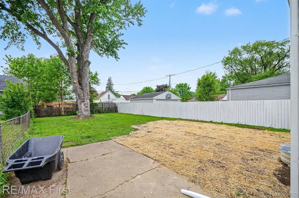 27825 Van Howe Street Roseville City MI 48066