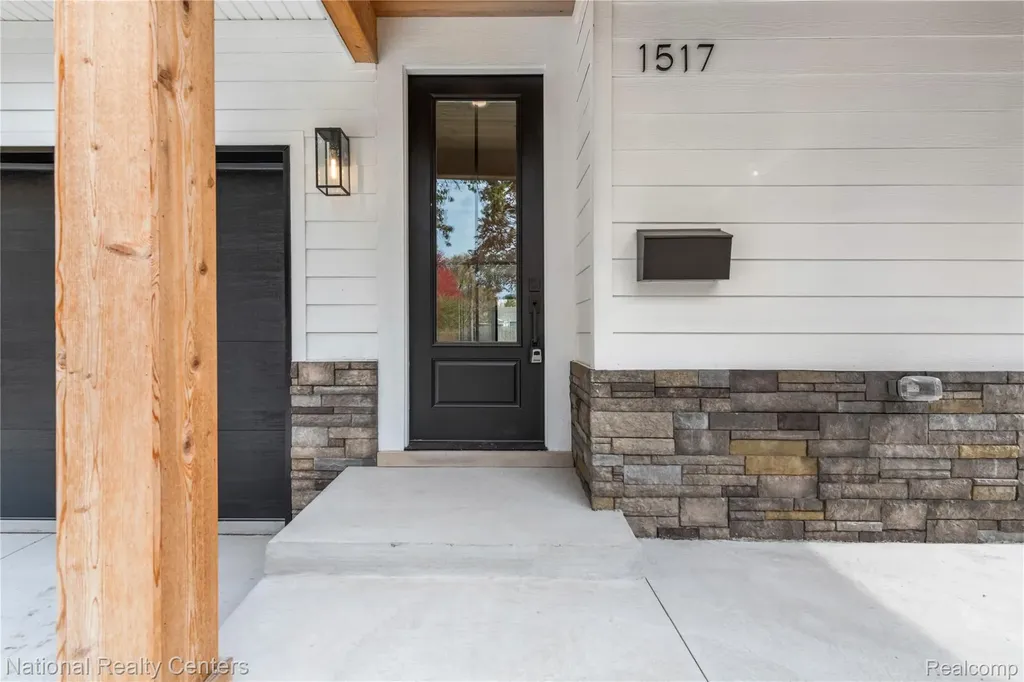1517 Mclean Avenue Royal Oak City MI 48067