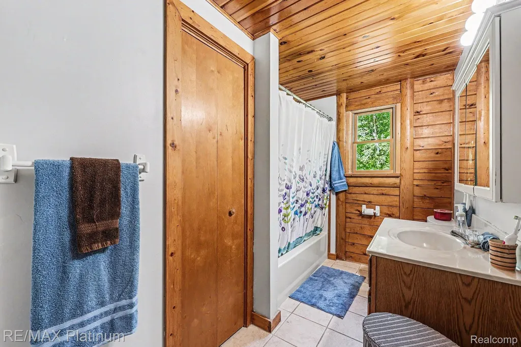 1240 N Hickory Ridge Trail Milford Charter Township MI 48380