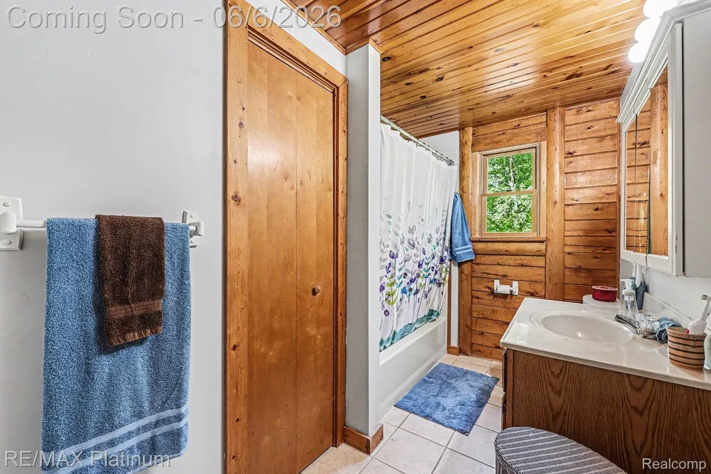 1240 N Hickory Ridge Trail Milford Charter Township MI 48380