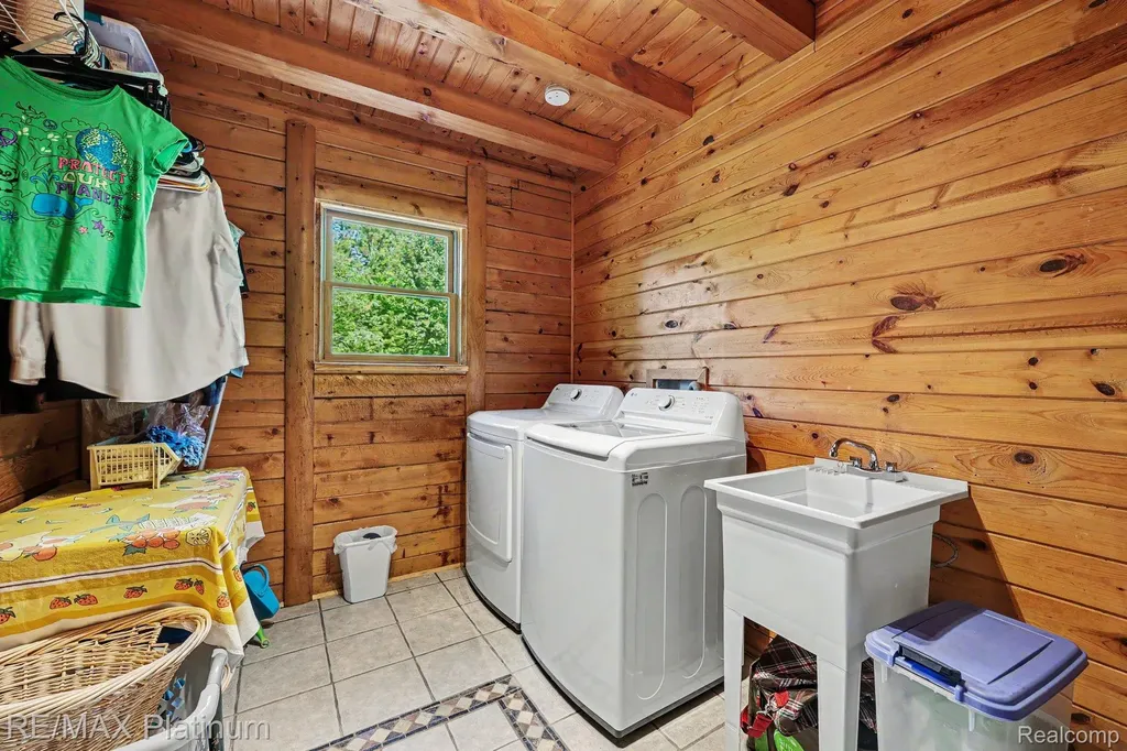 1240 N Hickory Ridge Trail Milford Charter Township MI 48380