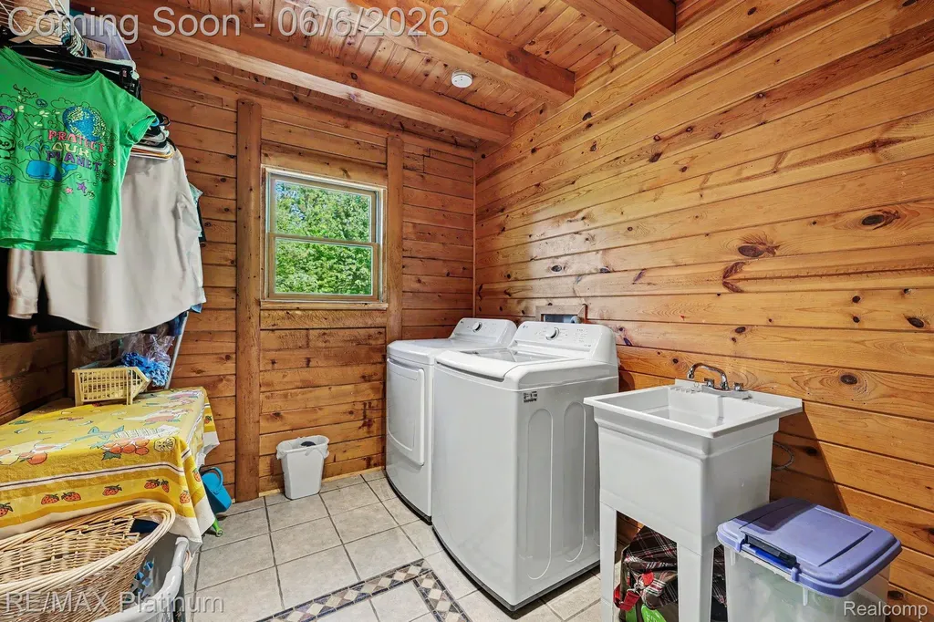 1240 N Hickory Ridge Trail Milford Charter Township MI 48380