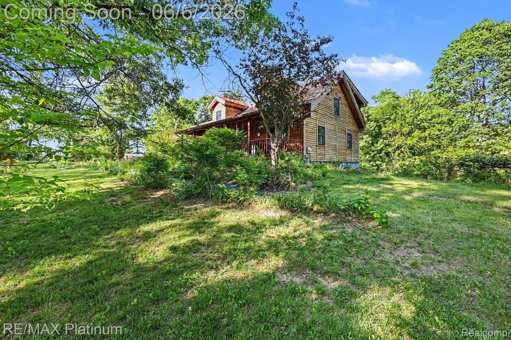 1240 N Hickory Ridge Trail Milford Charter Township MI 48380