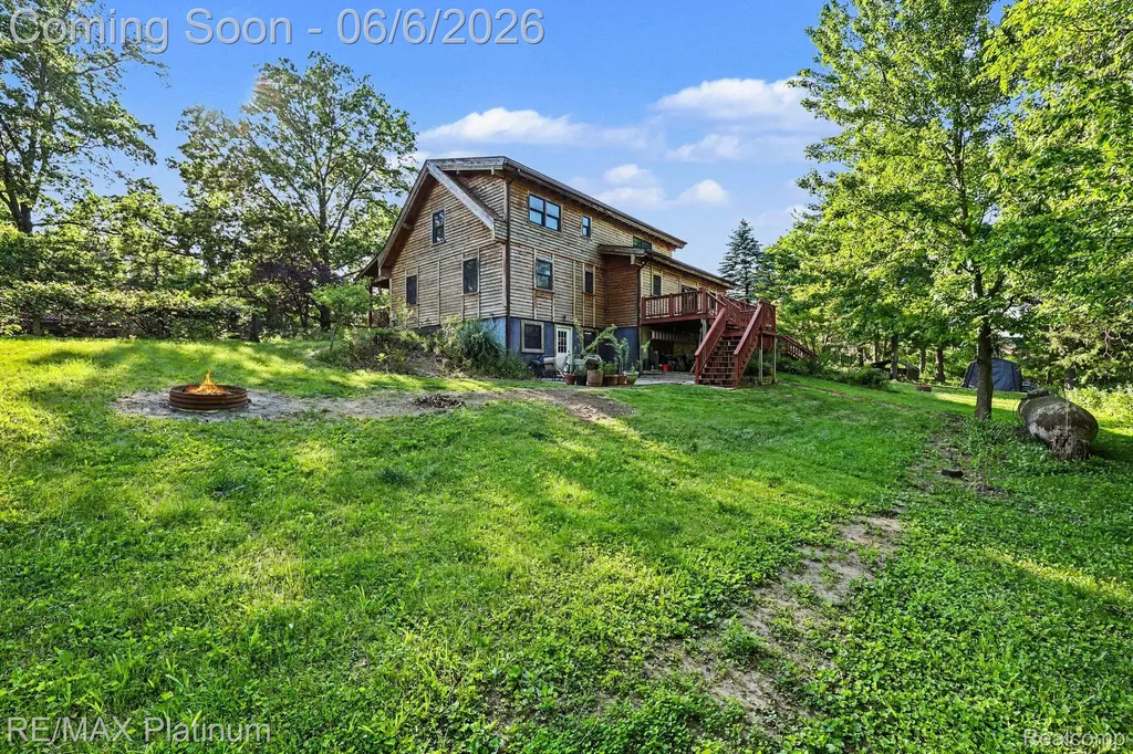 1240 N Hickory Ridge Trail Milford Charter Township MI 48380