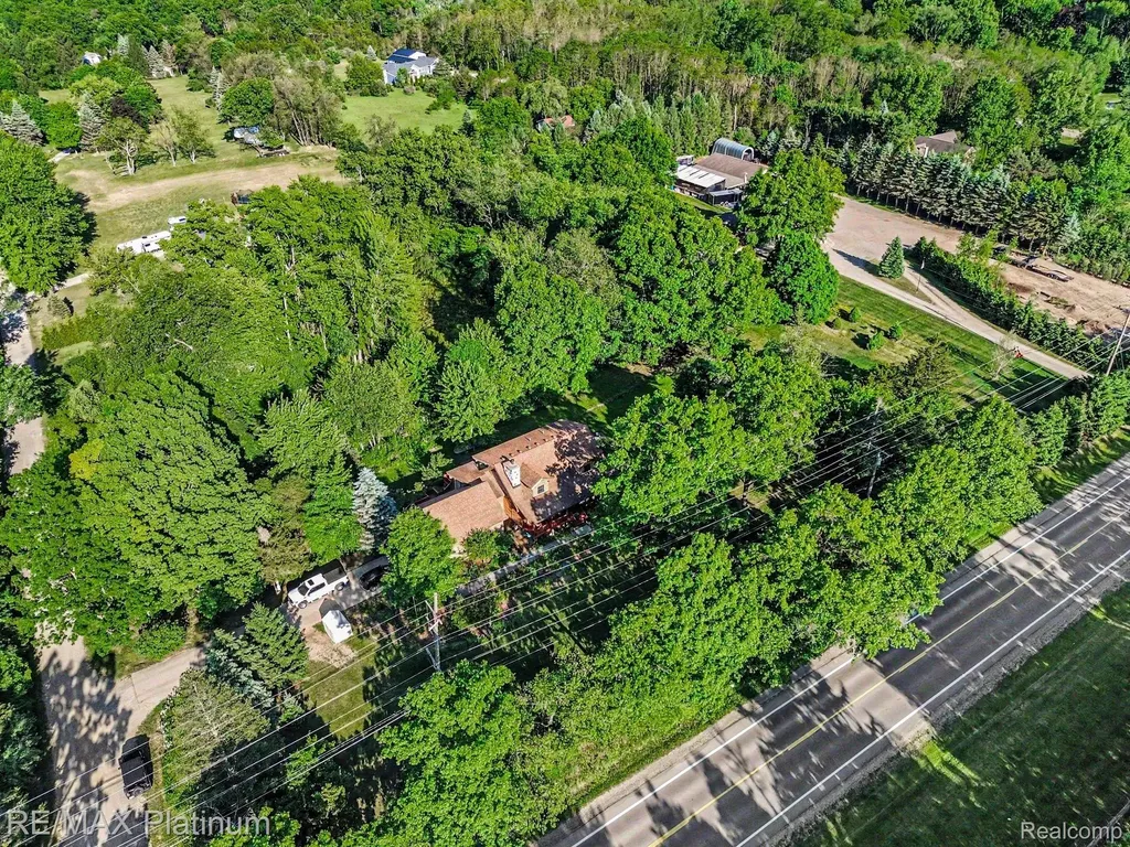 1240 N Hickory Ridge Trail Milford Charter Township MI 48380