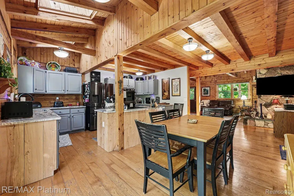 1240 N Hickory Ridge Trail Milford Charter Township MI 48380