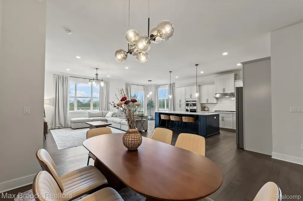5526 Helmsdale Boulevard West Bloomfield Charter Township MI 48322