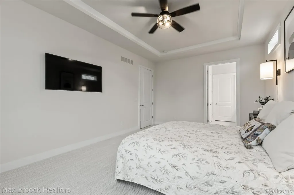 5526 Helmsdale Boulevard West Bloomfield Charter Township MI 48322