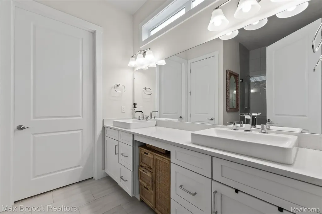 5526 Helmsdale Boulevard West Bloomfield Charter Township MI 48322