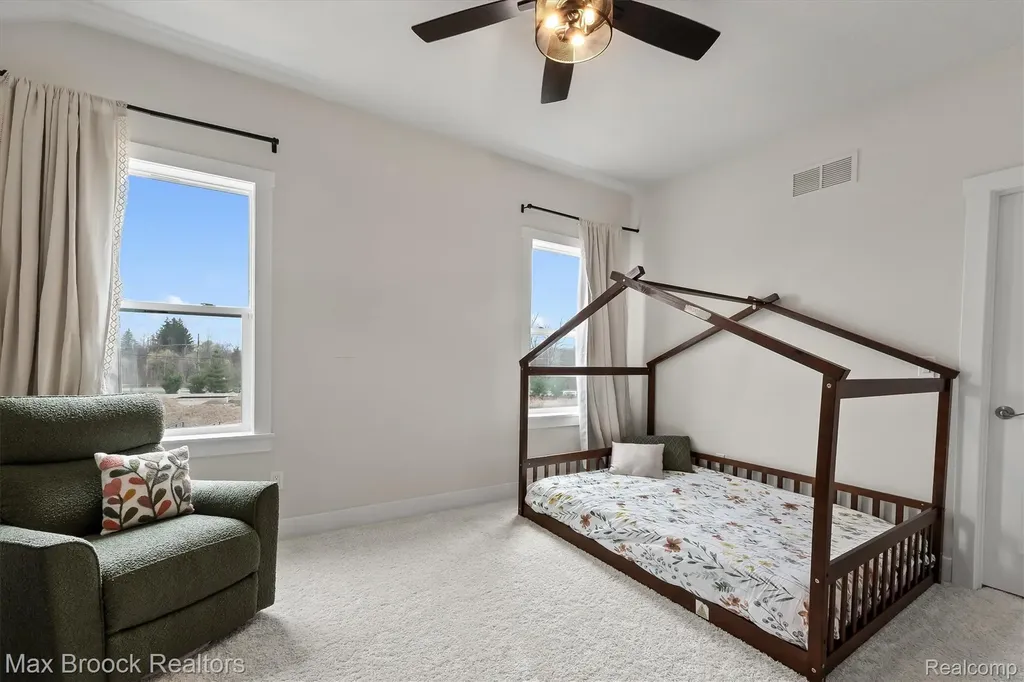 5526 Helmsdale Boulevard West Bloomfield Charter Township MI 48322