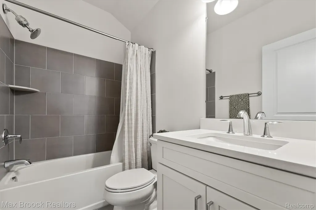 5526 Helmsdale Boulevard West Bloomfield Charter Township MI 48322