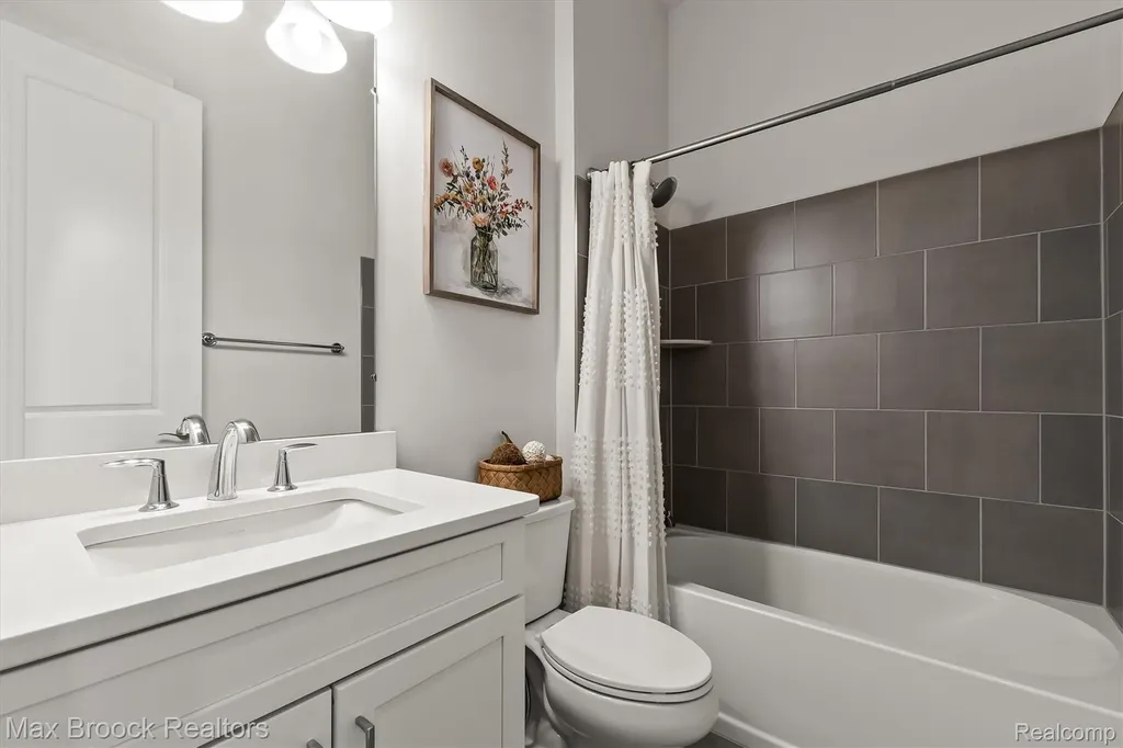 5526 Helmsdale Boulevard West Bloomfield Charter Township MI 48322