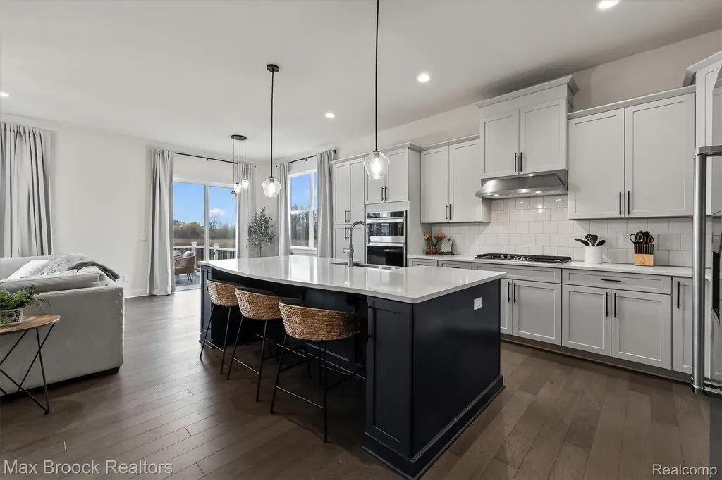 5526 Helmsdale Boulevard West Bloomfield Charter Township MI 48322