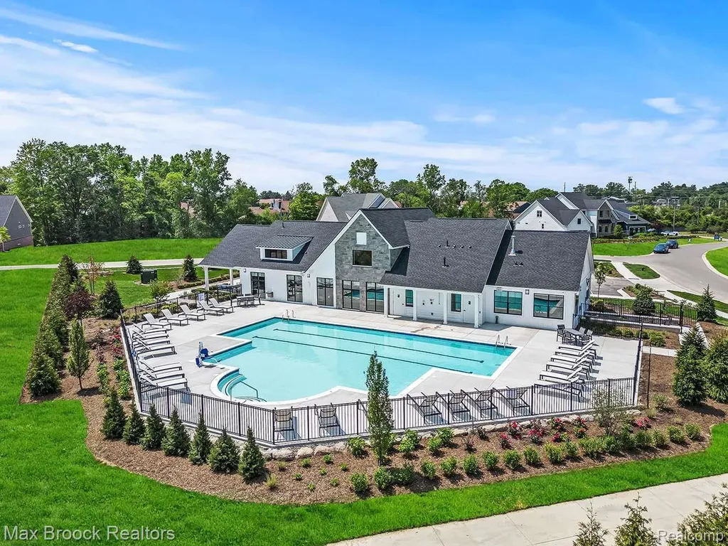 5526 Helmsdale Boulevard West Bloomfield Charter Township MI 48322