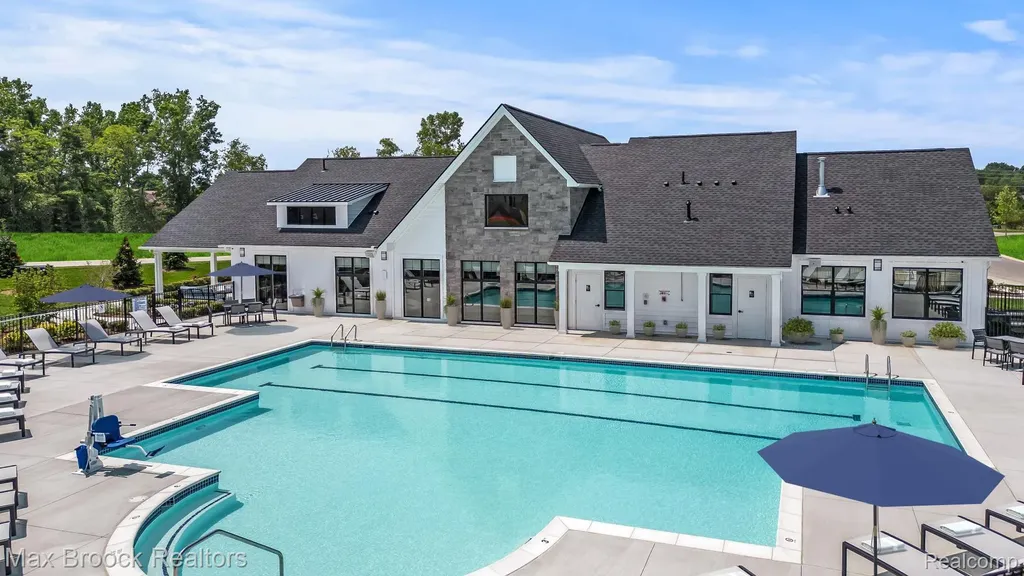 5526 Helmsdale Boulevard West Bloomfield Charter Township MI 48322