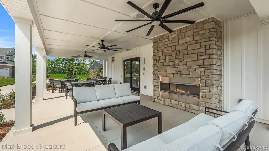 5526 Helmsdale Boulevard West Bloomfield Charter Township MI 48322