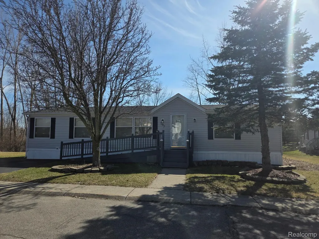 167 Laurel Leah Oxford Charter Township MI 48462