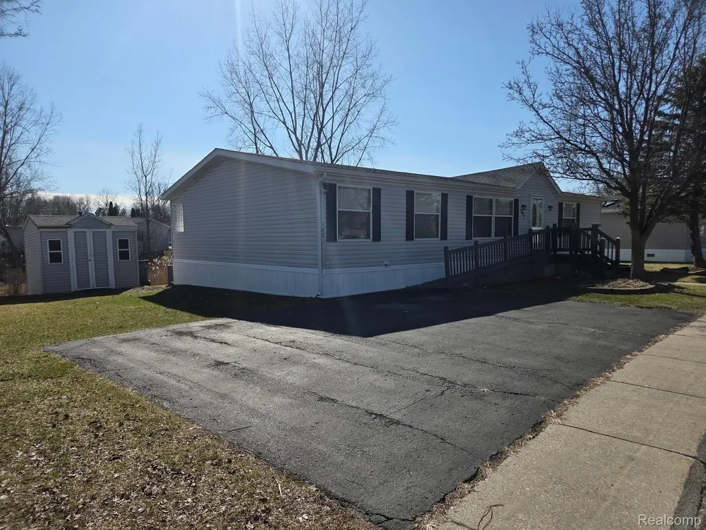 167 Laurel Leah Oxford Charter Township MI 48462