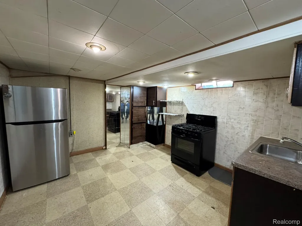 8847 Woodbine Redford Charter Township MI 48239