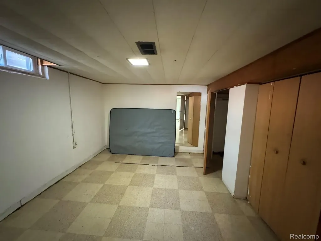 8847 Woodbine Redford Charter Township MI 48239
