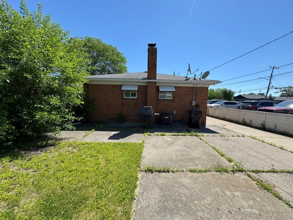8847 Woodbine Redford Charter Township MI 48239