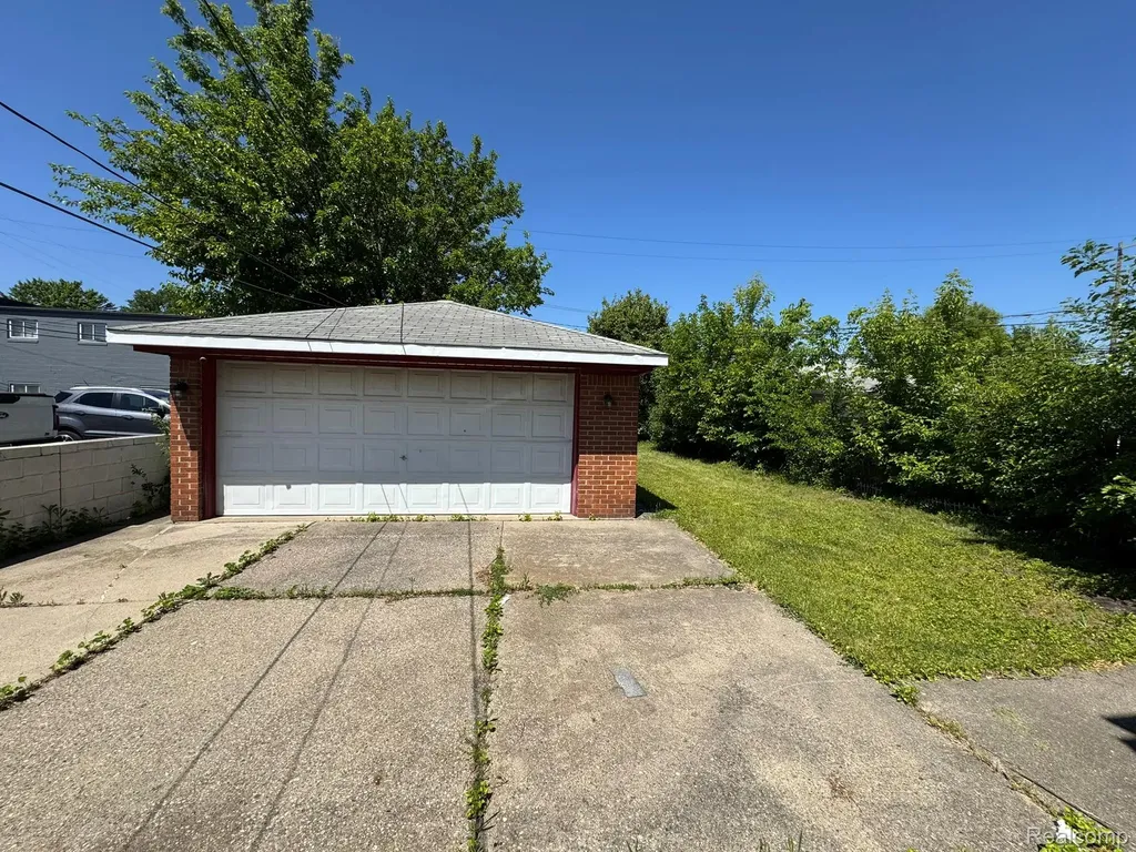 8847 Woodbine Redford Charter Township MI 48239