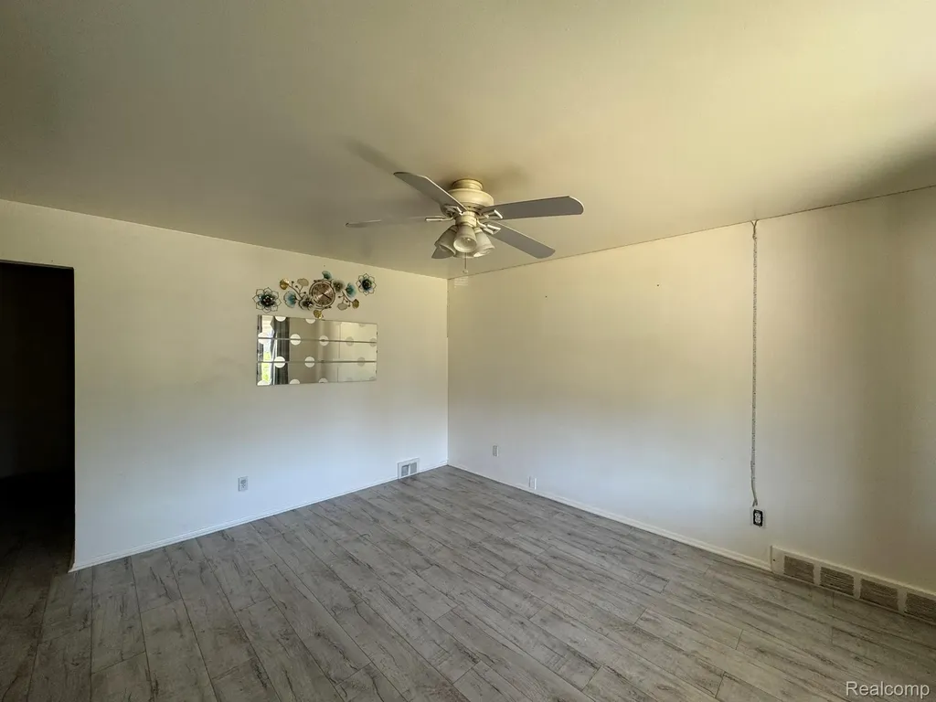 8847 Woodbine Redford Charter Township MI 48239