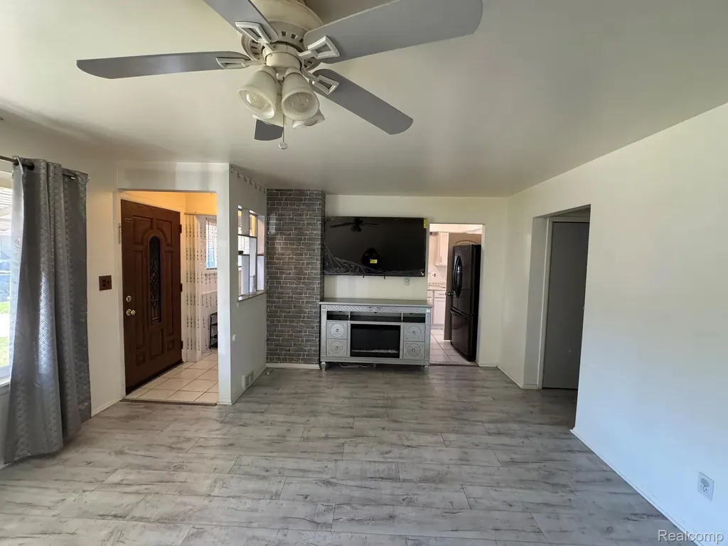 8847 Woodbine Redford Charter Township MI 48239