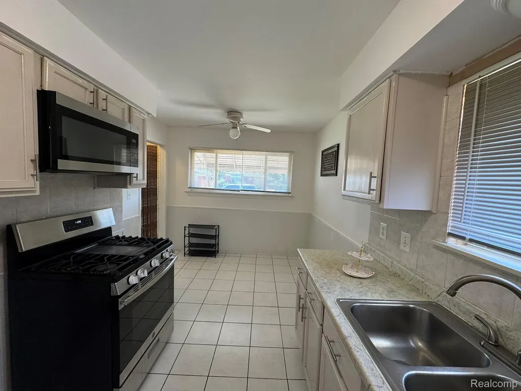 8847 Woodbine Redford Charter Township MI 48239