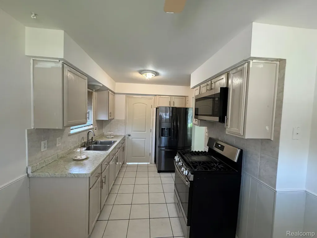 8847 Woodbine Redford Charter Township MI 48239