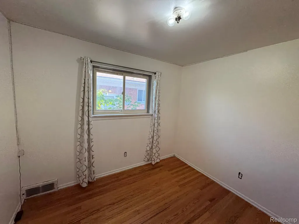 8847 Woodbine Redford Charter Township MI 48239