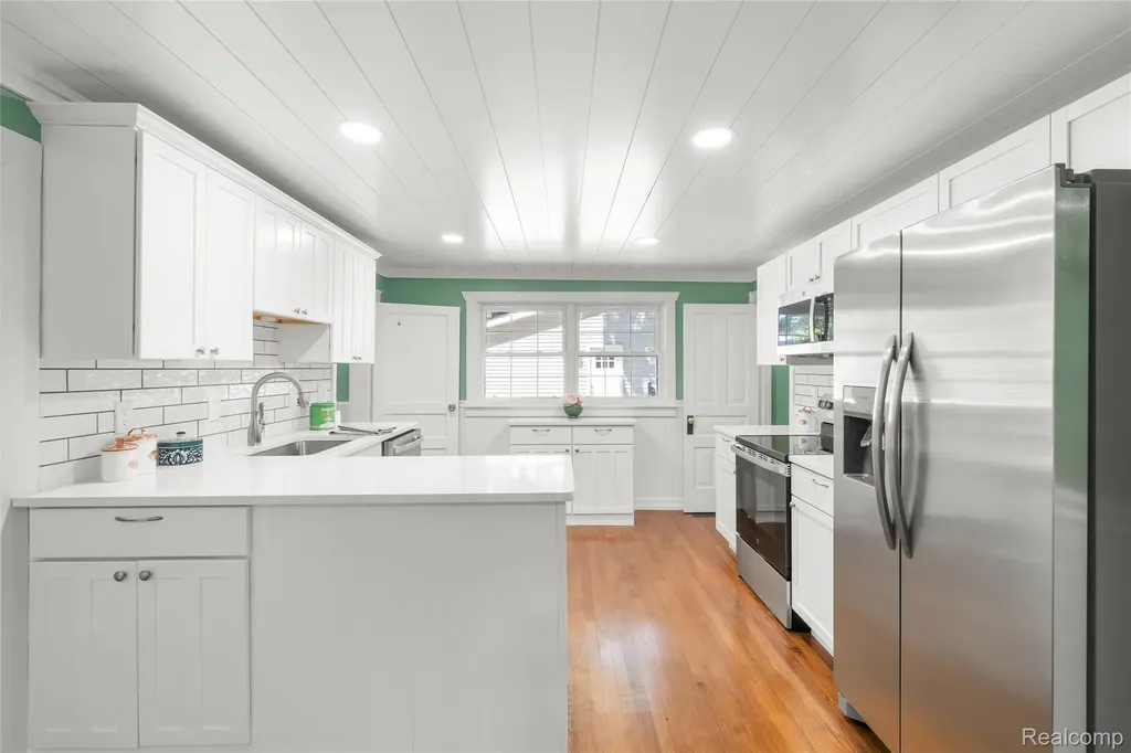 406 E Sherman Street Holly Village MI 48442