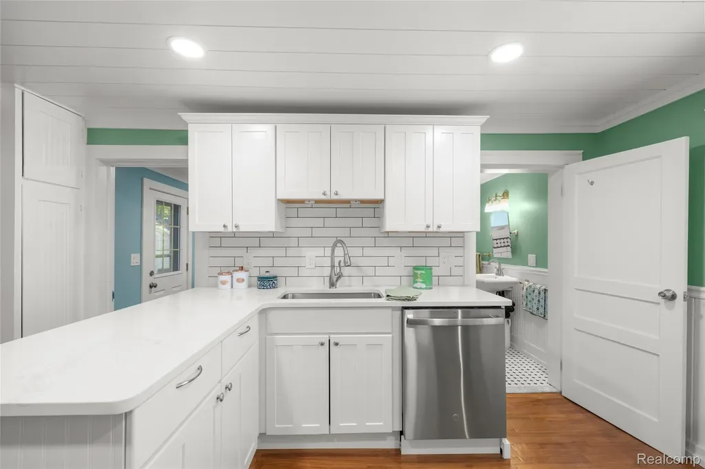 406 E Sherman Street Holly Village MI 48442